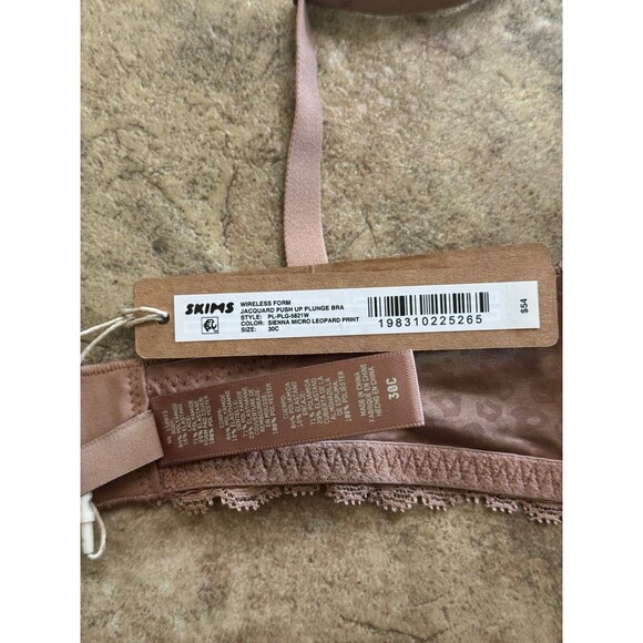 Skims Wireless Form Jacquard Push Up Plunge Bra
Sienna Micro Leopard Print 30C - Picture 9 of 9